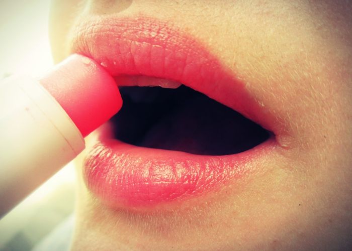Šta uzrokuje ispucale usne?