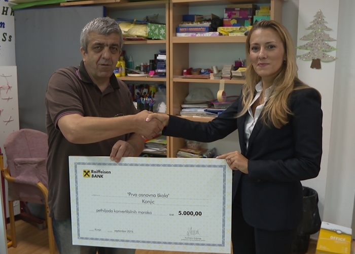 Raiffeisen banka donirala 5.000 KM Centru za učenike sa posebnim potrebama u Konjicu